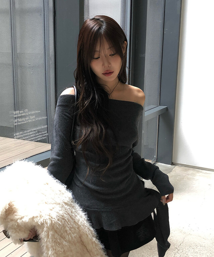 オフショルダーアンバランスシャーリングフリルニット CHARCOAL