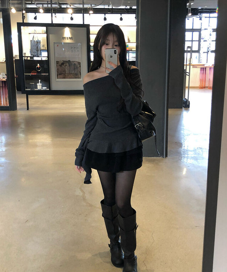 オフショルダーアンバランスシャーリングフリルニット CHARCOAL