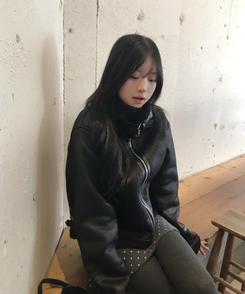 하이넥 버클 양털 무스탕 블랙