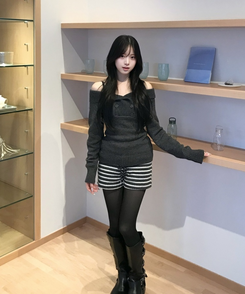 오프숄더 버튼 니트 차콜