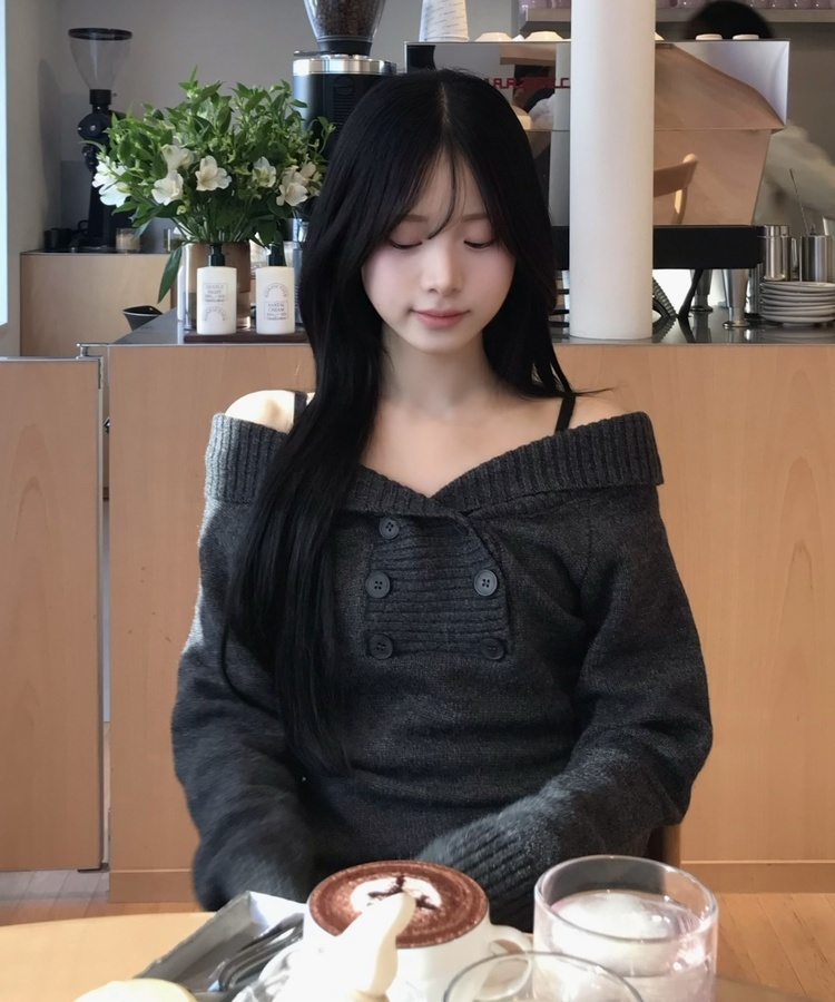 오프숄더 버튼 니트 차콜