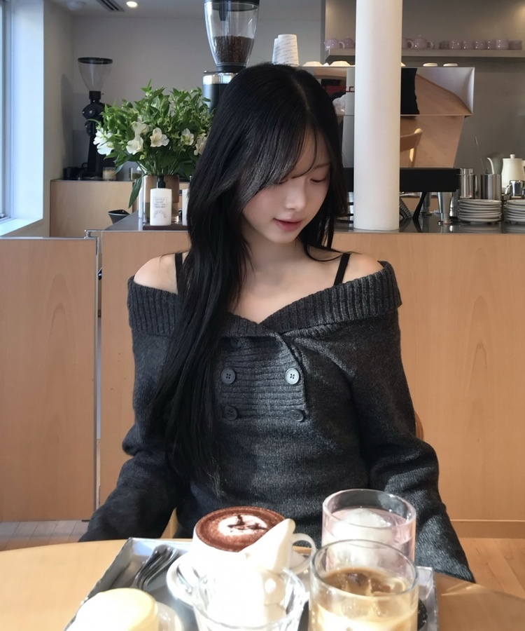 오프숄더 버튼 니트 차콜
