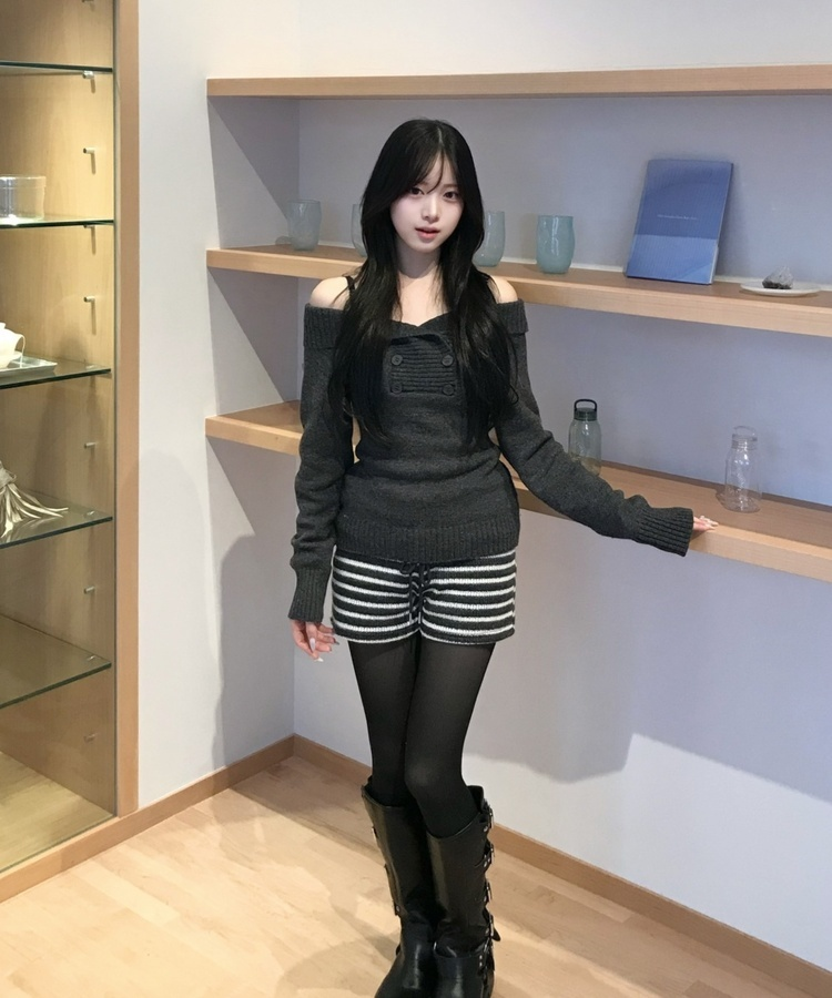 오프숄더 버튼 니트 차콜
