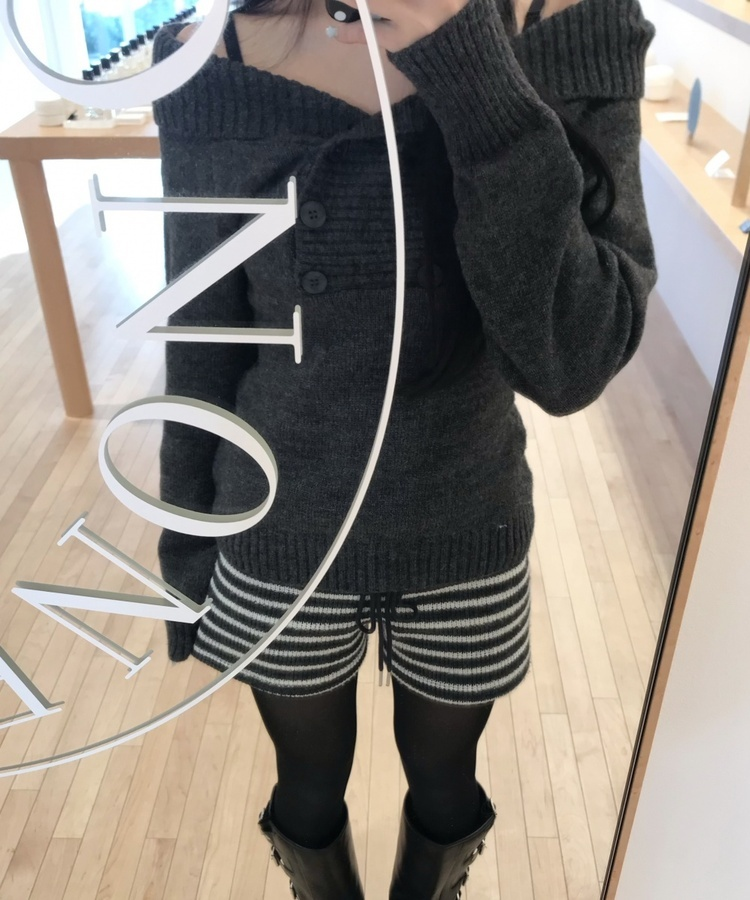 오프숄더 버튼 니트 차콜