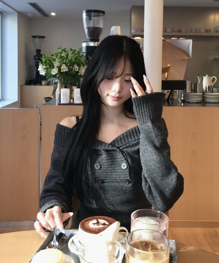 오프숄더 버튼 니트 차콜