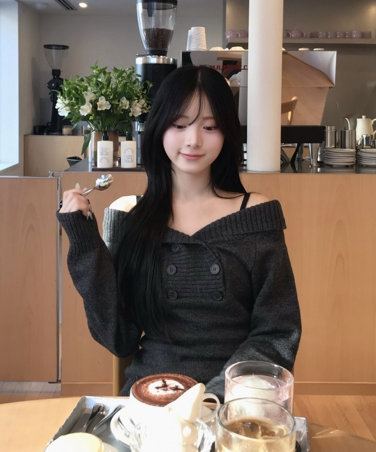 오프숄더 버튼 니트 차콜