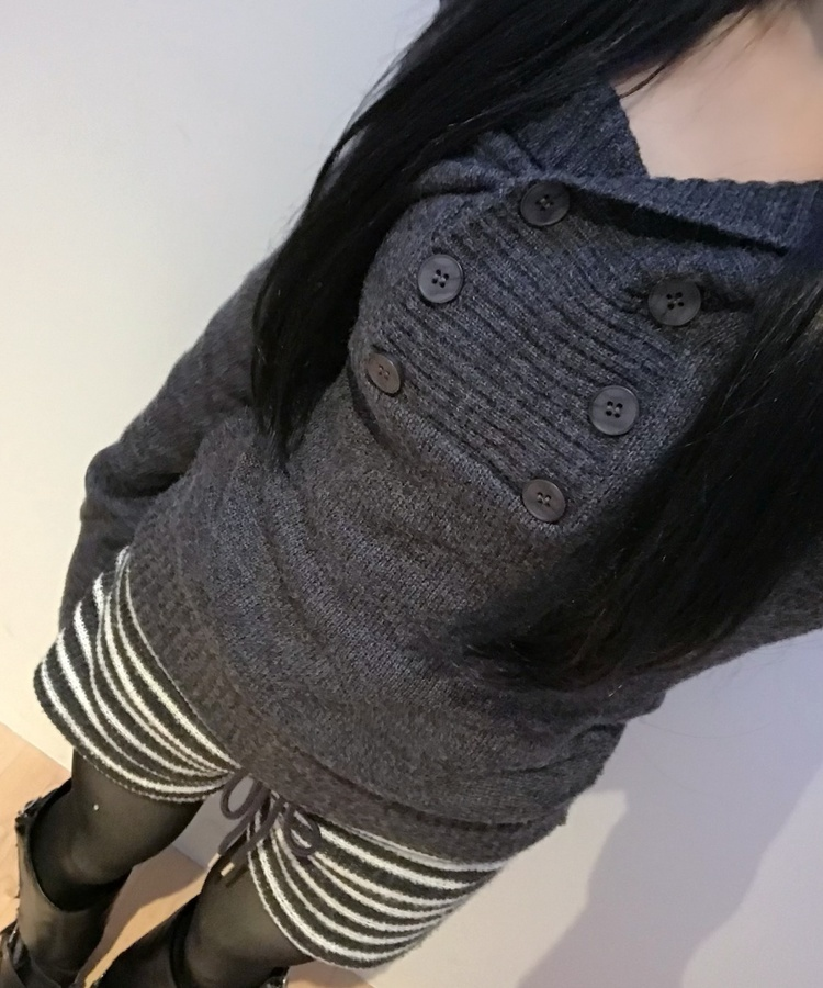 오프숄더 버튼 니트 차콜