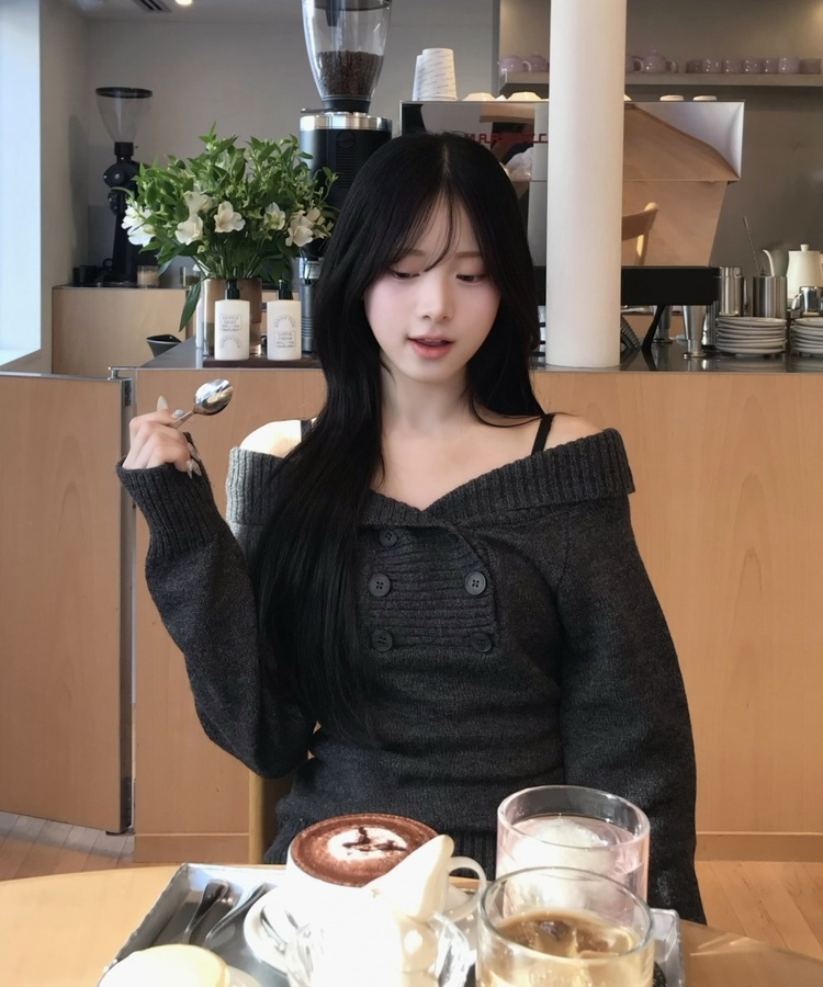 오프숄더 버튼 니트 차콜