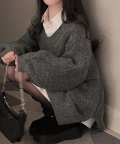 보호본능 자극핏여리함 플러스 꽈배기 꼬임 브이넥 오버핏 니트 차콜