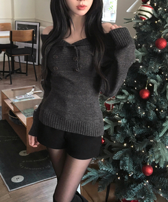 파넬 더블 버튼 오프숄더 슬림핏 긴팔 니트 그레이