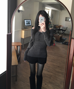 파넬 더블 버튼 오프숄더 슬림핏 긴팔 니트 그레이