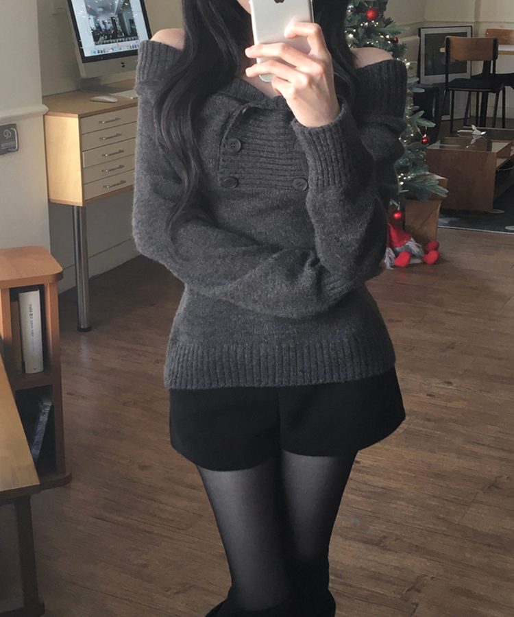 파넬 더블 버튼 오프숄더 슬림핏 긴팔 니트 그레이