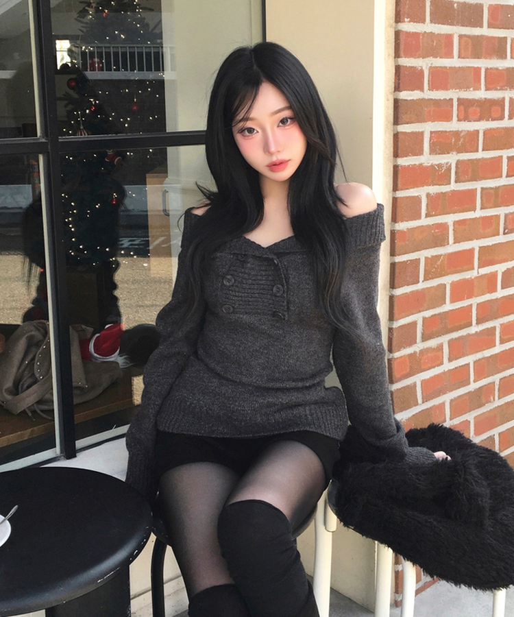 파넬 더블 버튼 오프숄더 슬림핏 긴팔 니트 그레이