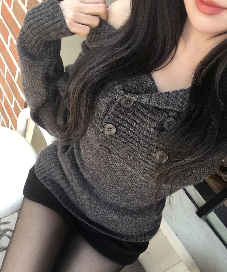 파넬 더블 버튼 오프숄더 슬림핏 긴팔 니트 그레이