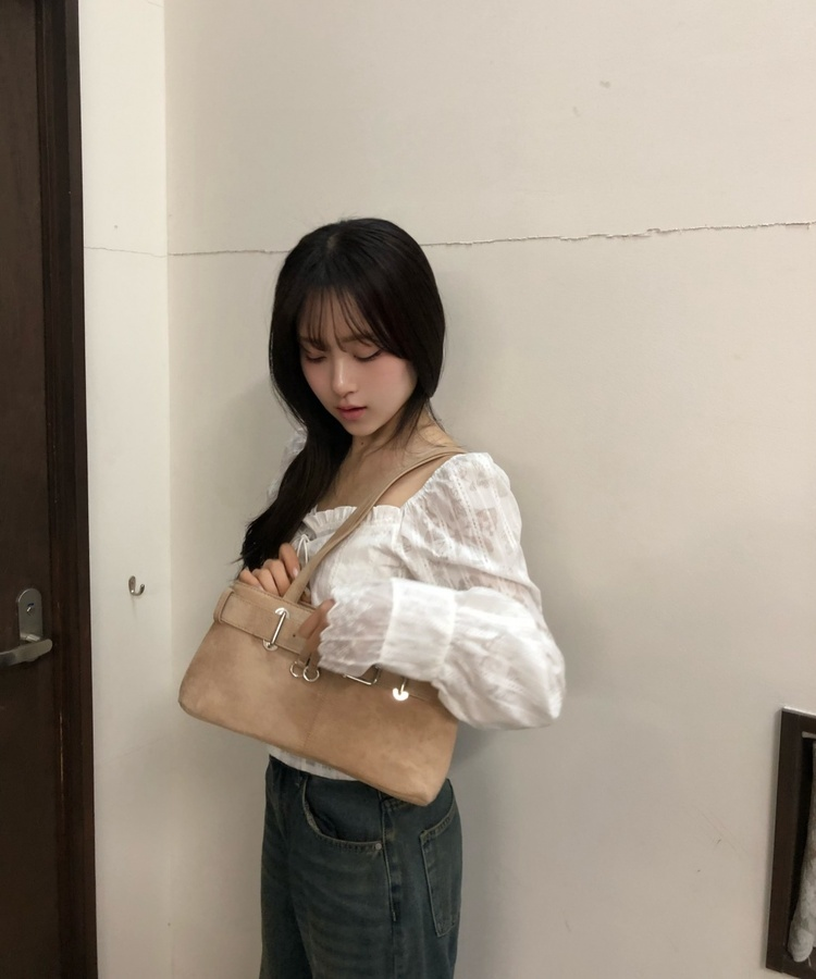 스웨이드 벨트 숄더백 베이지