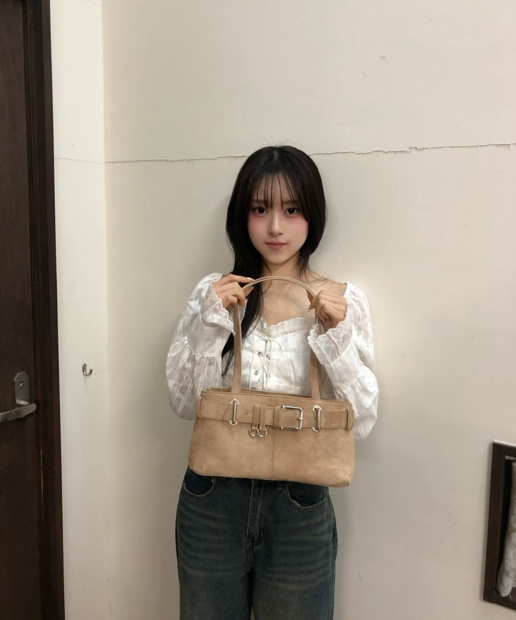 스웨이드 벨트 숄더백 베이지