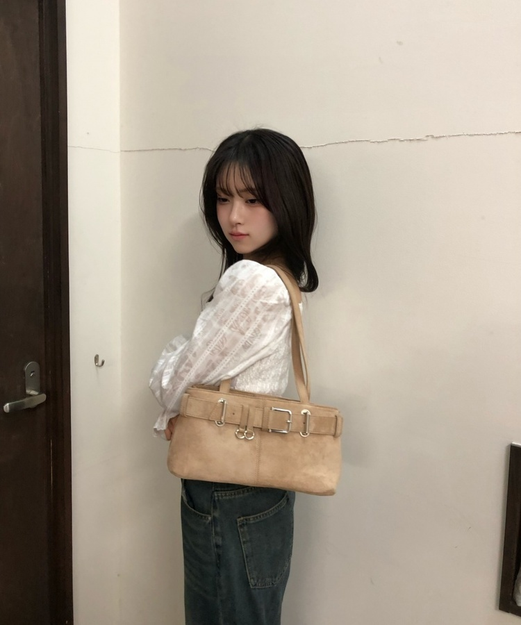 스웨이드 벨트 숄더백 베이지
