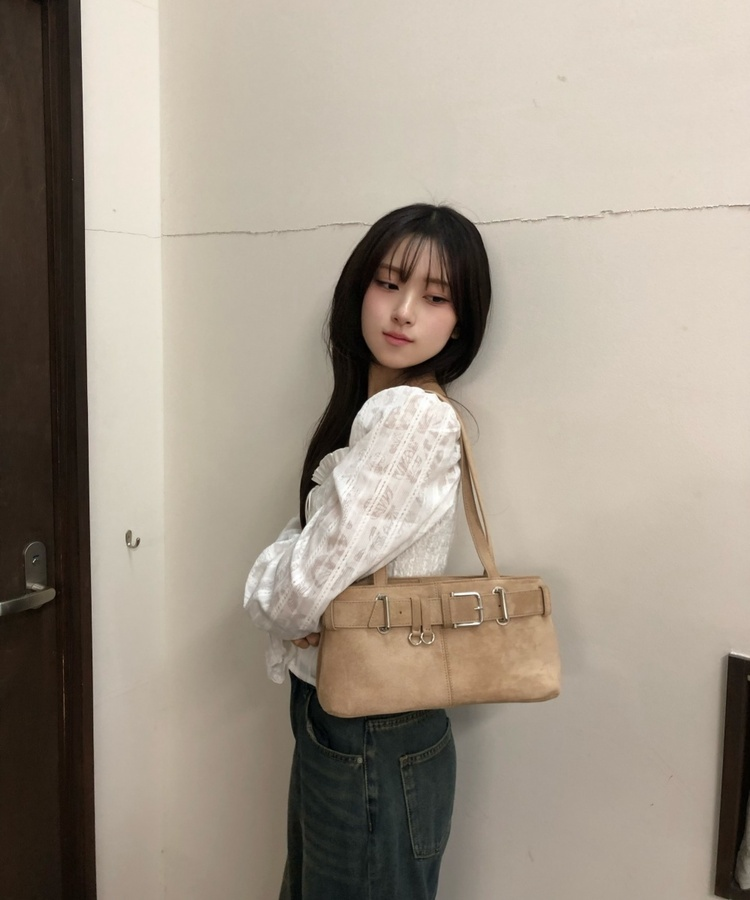 스웨이드 벨트 숄더백 베이지