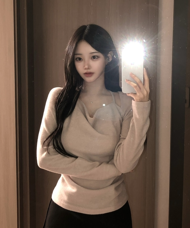 수지 홀터넥 드레이프 옆셔링 기모 니트 티셔츠