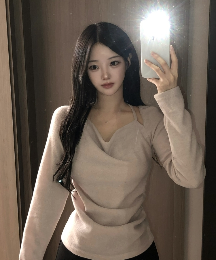 수지 홀터넥 드레이프 옆셔링 기모 니트 티셔츠