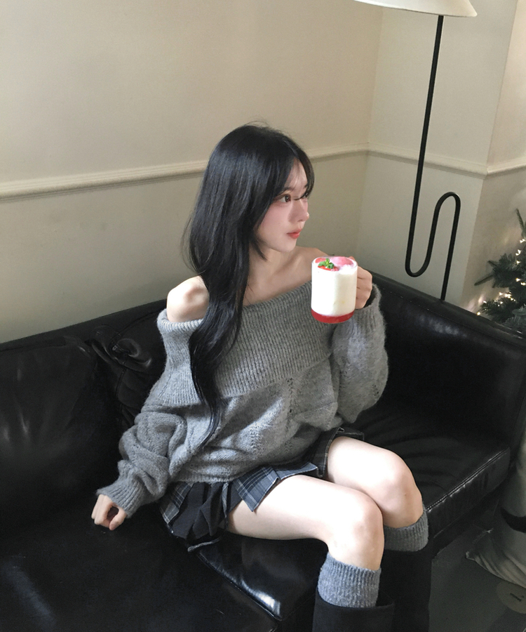 모니카 다이아 펀칭 오프숄더 오버핏 아방 도톰 긴팔 니트 그레이