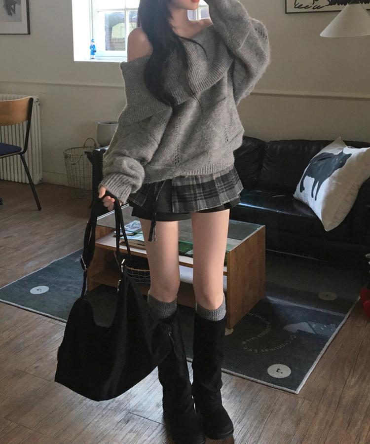 모니카 다이아 펀칭 오프숄더 오버핏 아방 도톰 긴팔 니트 그레이