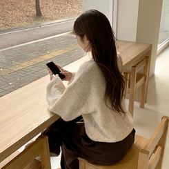 차르르 떨어지는 루즈핏 겨울 브이넥 버튼 참 니트 팬던트 데일리 연말룩 긴팔 상의 5color 베이지