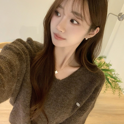 차르르 떨어지는 루즈핏 겨울 브이넥 버튼 참 니트 팬던트 데일리 연말룩 긴팔 상의 5color 브라운