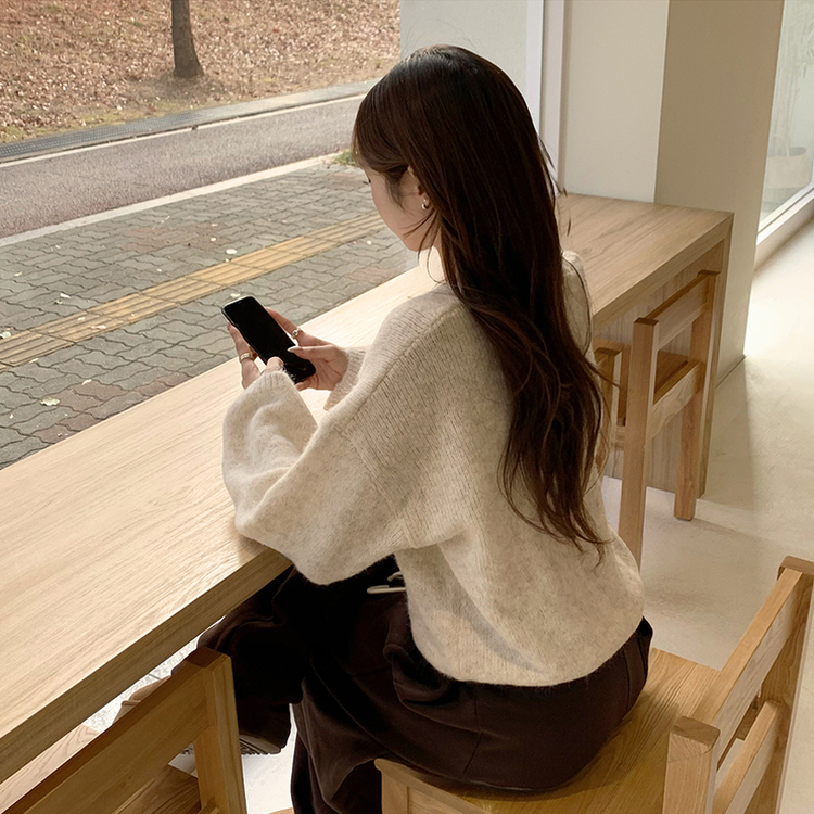 차르르 떨어지는 루즈핏 겨울 브이넥 버튼 참 니트 팬던트 데일리 연말룩 긴팔 상의 5color 베이지