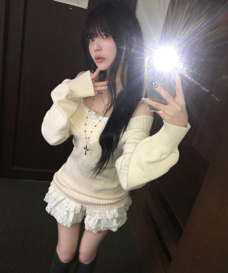 데스 울 딥브이넥 오프숄더 레이어드 벌룬 슬림 롱 니트 화이트