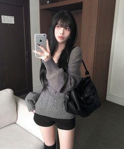 리키 브이넥 오프숄더 꽈배기 케이블 롱 슬림 벌룬 긴팔 니트 그레이