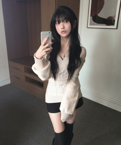 리키 브이넥 오프숄더 꽈배기 케이블 롱 슬림 벌룬 긴팔 니트 연베이지