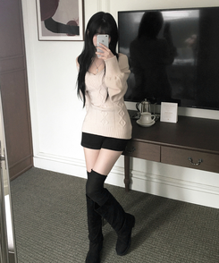 리키 브이넥 오프숄더 꽈배기 케이블 롱 슬림 벌룬 긴팔 니트 연베이지