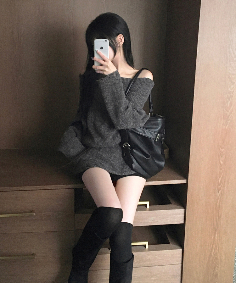 피어리 울 오프숄더 도톰 데미지 여리 롱 니트 차콜