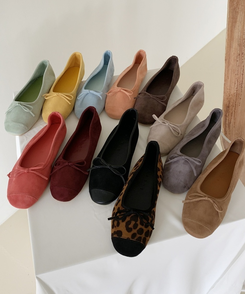 リボン付きスウェードバレエシューズ