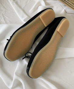 リボン付きスウェードバレエシューズ