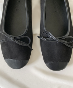 リボン付きスウェードバレエシューズ