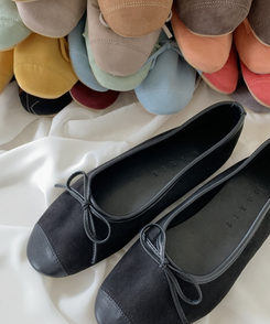 リボン付きスウェードバレエシューズ