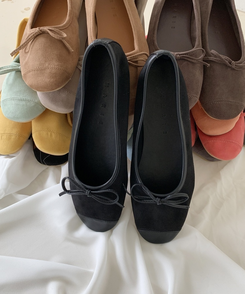 リボン付きスウェードバレエシューズ