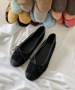 リボン付きスウェードバレエシューズ