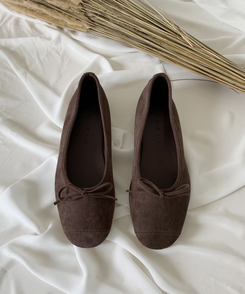 リボン付きスウェードバレエシューズ