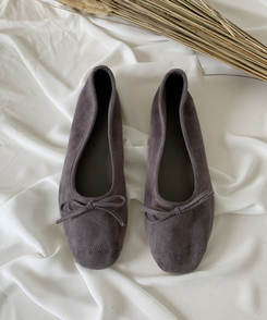 リボン付きスウェードバレエシューズ