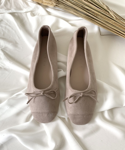 リボン付きスウェードバレエシューズ