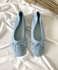 リボン付きスウェードバレエシューズ