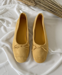 リボン付きスウェードバレエシューズ
