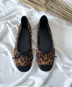 リボン付きスウェードバレエシューズ