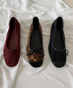 リボン付きスウェードバレエシューズ