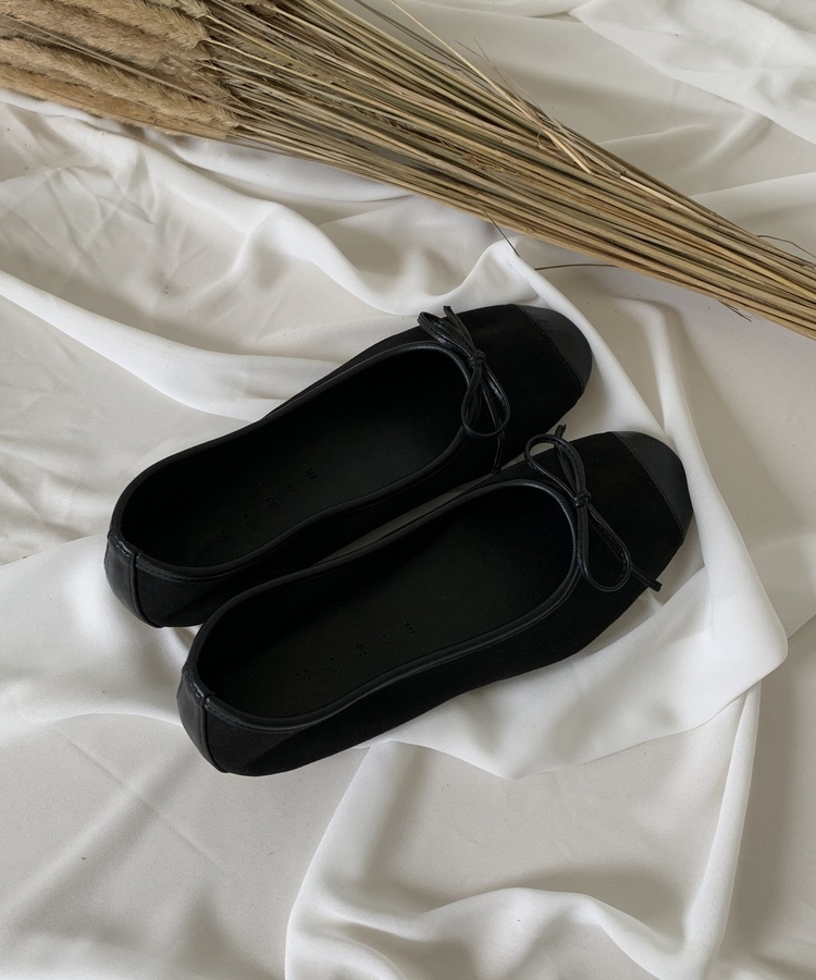 リボン付きスウェードバレエシューズ