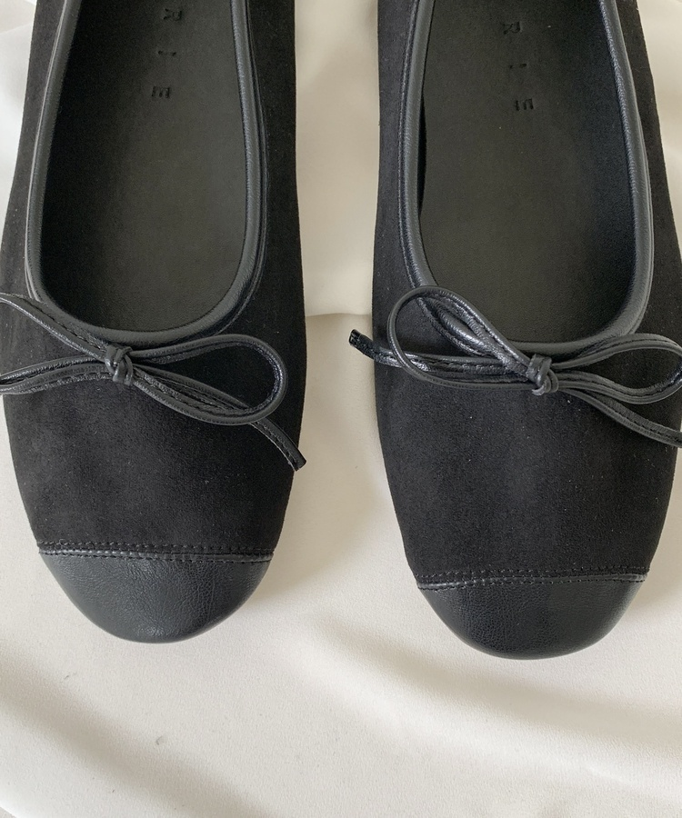 リボン付きスウェードバレエシューズ