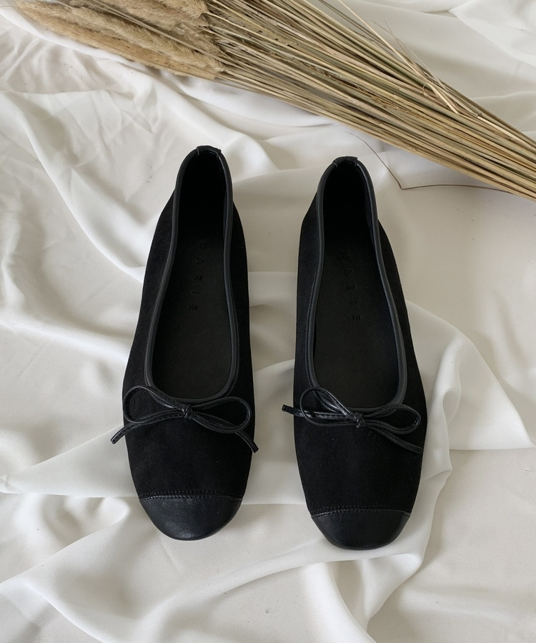 リボン付きスウェードバレエシューズ